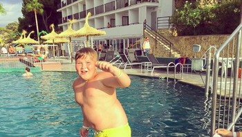 Bocah laki ini terlihat bisa berdiri di atas air. (Foto: Brightside)