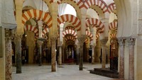 Masjid Cordoba atau dikenal pula Mezquita di Spanyol. Masjid ini tak hanya indah tapi juga bersejarah. Di masa lalu Masjid Cordoba pernah menjadi sebuah Katedral hingga kemudian diubah menjadi Masjid oleh khalifah Abdurrahman I dari Dinasti Umayyah. UNESCO pada 15 Desember 1994 menetapkan Masjid Cordoba sebagai salah satu tempat peninggalan yang sangat bersejarah dan penting di dunia.. Istimewa/Berthold Werner via Wikipedia.