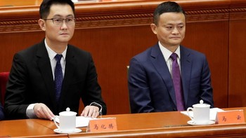 Ma Huateng atau yang sering disebut Pony Ma dan Jack Ma duduk berdampingan. Perhitungan terkni dari Forbes menyebut Ma Huateng yang berusia 47 tahun harta terkininya USD 34,4 miliar. Sedangkan Jack Ma yang berusia 54 tahun harta terkininya USD 34,4 miliar. KeduaFoto: Reuters