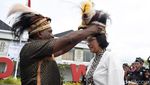 Pakai Topi Khas Papua, Sri Mulyani ke PLBN Skouw hingga Pasar