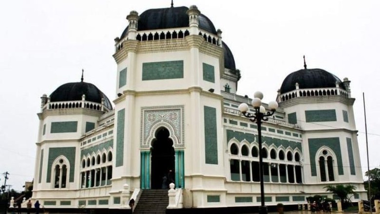 Yang Istimewa dari Masjid Raya Medan, Bangunan Bergaya Asia dan Eropa/Foto: Almira Santoso/dTraveler Yang Istimewa dari Masjid Raya Medan, Bangunan Bergaya Asia dan Eropa/Foto: Almira Santoso/dTraveler