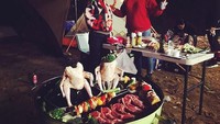 Hyo-yeon lagi pesta barbekyu nih. Ia sedang sibuk menyiapkan berbagai makanan mulai dari daging, ayam hingga sayuran. Foto: instagram @watasiwahyo