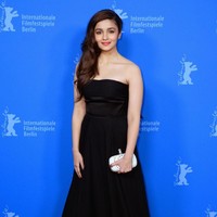 Alia Bhatt disebut-sebut sebagai salah satu aktris tercantik di industri Bollywood. Debut aktingnya di film Student mengantarkan karier wanita 25 tahun ini kepada kesuksesan. Ia telah membintangi film-film blockbuster seperti Udta Punjab dan Highway. Aura feminin dan keseksian Alia pun makin terpancar dalam balutan gaun strapless hitam seperti ini. Foto: Getty Images