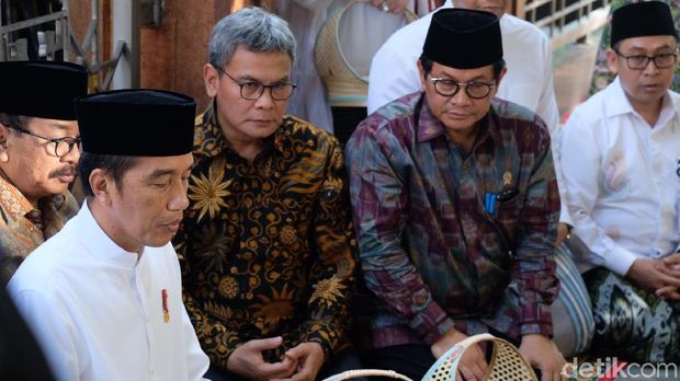Saat Pakde Karwo Setia Dampingi Jokowi Kunjungan di Jombang