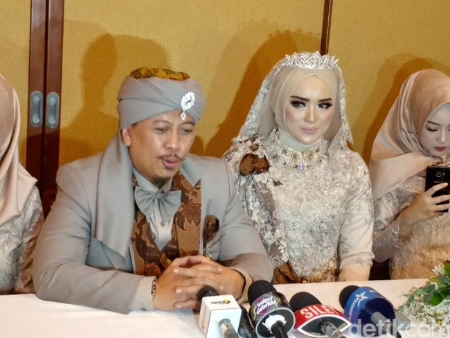 Kini, Bebi menjadi pengusaha sukses. Ia dikabarkan memiliki bisnis yang bergerak di bidang material alam. Ia pun sering terlihat berfoto bersama artis. Foto: Opick dan Bebi Silvana (Tris Ispranoto/detikcom)
