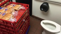 Tak ada tempat tersedia, toko roti ini nekat simpan beberapa keranjang berisi roti di dalam toilet. Waduh! Foto: Istimewa