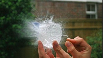 Timing yang super pas, kala balon air dipecahkan. (Foto: Brightside)