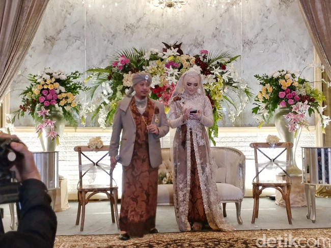 Di hari spesialnya itu, Bebi juga memakai hijab bernuansa dusty pink yang terdiri dari hijab pashmina glitter dan veil bertabur payet cantik. Foto: Tri Ispranoto/detikFoto