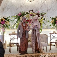 Di hari spesialnya itu, Bebi juga memakai hijab bernuansa dusty pink yang terdiri dari hijab pashmina glitter dan veil bertabur payet cantik. Foto: Tri Ispranoto/detikFoto