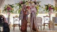 Opick dan Bebi terlihat berseri-seri dan happy.