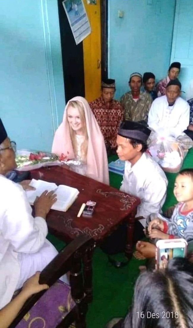 Baru-baru ini foto pernikahan sederhana seorang pria asal Magelang Jawa Tengah dengan bule cantik asal Inggris mencuri atensi dan viral. Banyak netizen yang heboh dan kagum pada pernikahan lintas negara tersebut. Foto: Twitter