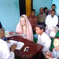 Baru-baru ini foto pernikahan sederhana seorang pria asal Magelang Jawa Tengah dengan bule cantik asal Inggris mencuri atensi dan viral. Banyak netizen yang heboh dan kagum pada pernikahan lintas negara tersebut. Foto: Twitter