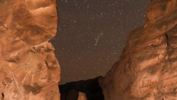 Begini penampakan hujan meteor Geminid di lokasi wisata Seven Sisters di Nevada, AS. Foto: Ethan Miller/Getty Images