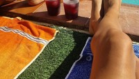 Bersantai di pinggir kolam ditemani minuman dingin dengan beberapa es batu juga jadi momen favorit Ponca. Minuman dingin itu jadi penyegar dahaga. Foto: Instagram angelaponceofficial