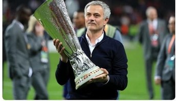Ia juga dipuji lantaran sukses meraih trofi Europa League bersama Manchester United. Foto: Istimewa