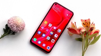 Nova 4 berbeda dibanding ponsel-ponsel yang sudah disebut sebelumnya. Ia punya notch berbentuk bulat yang terdapat di bagian kiri atas layar. Nyaris membuatnya seperti ponsel dengan layar berlubang. Foto: CNMO