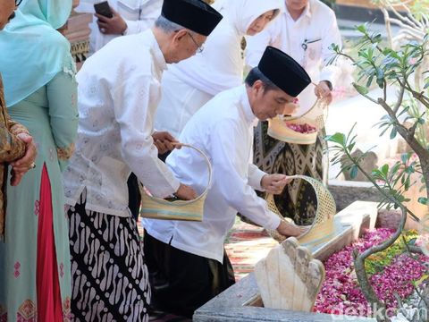 Ke Jombang, Jokowi Bertemu Gus Solah dan Ziarah ke Makam Gus Dur