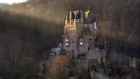 Tinggi, ramping dan berdiri tegak lurus pada batu setinggi 700 meter dengan Sungai Elzach mengular di kakinya. Kastil Eltz bisa dibilang kastil paling mencuri perhatian di Jerman (Oed/ullstein bild/Getty Images/CNN Travel)