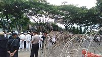 Massa FPI Kawal Pemeriksaan Habib Bahar di Polda Jabar