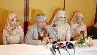 Usai resepsi, Opick menggelar press conference terkait hubungannya dengan Bebi.