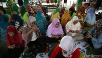 Sedikitnya ada 60 ibu-ibu PKK dan pembina paud se-kecamatan Tanjung Priok dan Pademangan yang ikut pelatihan merajut tingkat lanjutan tersebut. 