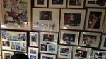 Gokil! Ada Mobil F1 Ditempel di Dinding Cafe Ini