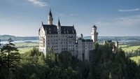 Kastil Neuschwanstein sangat mirip dengan setting film Sleeping Beauty dari Disneyland. Neuschwanstein dibangun oleh Raja Ludwig II, Mad King dari Bavaria pada tahun 1880 (Frank Bienewald/LightRocket/Getty Images/CNN Travel)