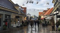 Aneka mereka terkenal dijual di sini, misalnya Gucci, Fred Perry, Burberry, Michael Kors, Tumi, dan lain-lain.