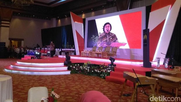  Paguyuban Pimpinan Tinggi Perempuan Indonesia menggelar peringatan Hari Ibu bertajuk 'Super Showbiz Perempuan 4.0'.