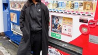 Eva kini sudah dikaruniai dua anak hasil pernikahannya dengan Reza Zachrie. Meski begitu, Eva masih kelihatan seperti anak muda saat pose depan vending machine yang ikonik di Jepang. Foto: Instagram eva_anindita_zachrie