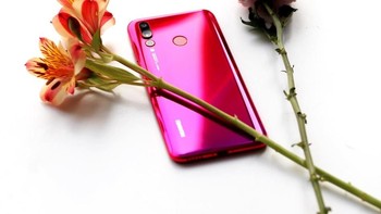 Huawei membanderol Nova 4 dengan harga 3.399 yuan atau Rp 7,2 juta. Foto: CNMO