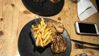 Aneka menu masakan dan minuman di sini. Mulai dari steak hingga pasta, dari kopi hingga minuman beralkohol.
