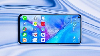 Hanya saja ukuran diameternya lebih kecil, yakni 4,5 mm. Sementara milik Galaxy A8s sebesar 6,5 mm. Foto: CNMO