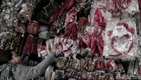 Ornamen yang dijual didominasi dengan warna merah yang khas.