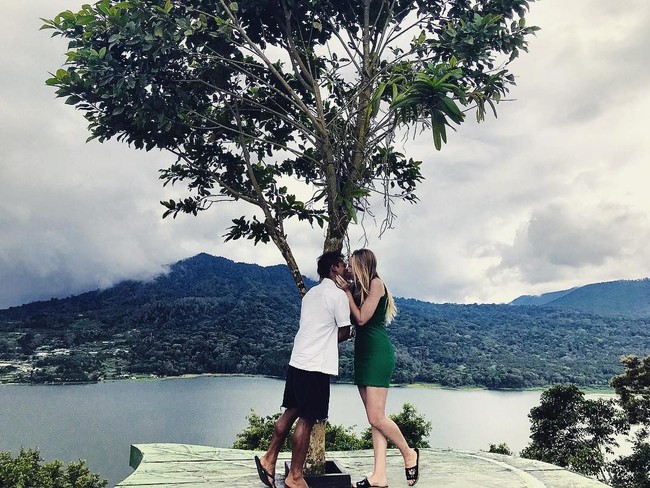 Selain ucapan selamat atas pernikahan Polly dan Karna, tak sedikit netizen juga berkomentar agar bisa segera menemukan jodohnya. Mugi Kulo Entuk bojo sing kuoyo ki (Semoga saya bisa dapat istri yang seperti ini), komentar netizen. Foto: Instagram @pollyoddsocks