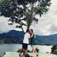 Selain ucapan selamat atas pernikahan Polly dan Karna, tak sedikit netizen juga berkomentar agar bisa segera menemukan jodohnya. Mugi Kulo Entuk bojo sing kuoyo ki (Semoga saya bisa dapat istri yang seperti ini), komentar netizen. Foto: Instagram @pollyoddsocks