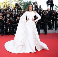 Sonam Kapoor adalah salah satu aktris terpopuler dan berbayaran tertinggi di Bollywood. Ia pernah memenangkan Aktris Terbaik untuk film Neerja di Melbourne Indian Film Festival. Untuk urusan busana, wanita 33 tahun cukup berani bereksperimen dengan berbagai gaya unik. Foto: Getty Images