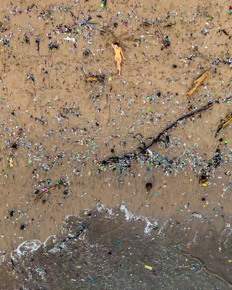 WN Inggris Ungkap Cerita di Balik Foto Viral Sampah Penuhi Pantai di Bali