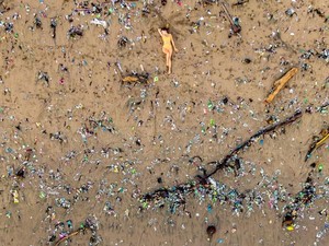 WN Inggris Ungkap Cerita di Balik Foto Viral Sampah Penuhi Pantai di Bali