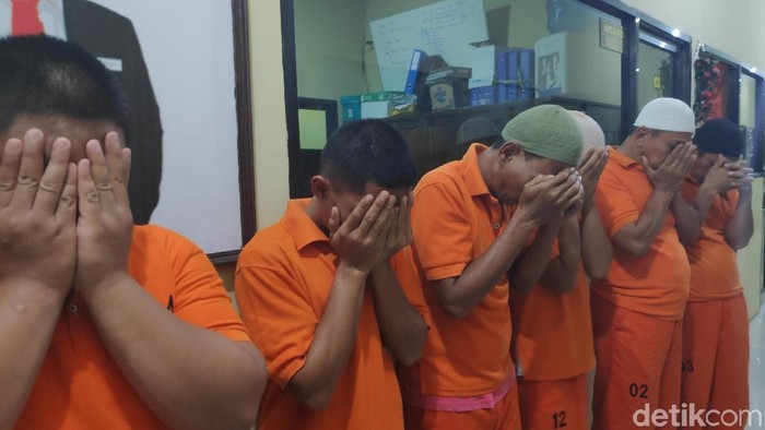 Pelaku pengeroyok yang menewaskan Muhammad Khaidir di mesjid. (Foto: Taufik-detikcom) Pelaku pengeroyok yang menewaskan Muhammad Khaidir di mesjid. (Foto: Taufik-detikcom)