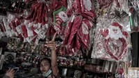Pernak-pernik yang dijual sangat lengkap.