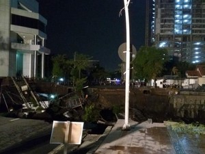 Tanah Ambles Efek Crane Ambruk Bikin Jalan Gubeng Terputus