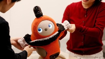Robot Lovot pun dapat digunakan untuk mengawasi rumah dan menjaga bayi melalui kamera yang dapat diakses pengguna di aplikasi ponsel pintar mereka.