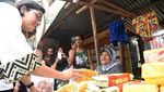 Pakai Topi Khas Papua, Sri Mulyani ke PLBN Skouw hingga Pasar