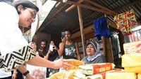 Dalam kunjungan kerjanya, Menkeu juga mengunjungi pasar yang berada di dekat area lintas batas. Pool/Kementerian Keuangan.