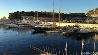 Teluk terbesar di Monaco digunakan untuk tempat parkir kapal-kapal mewah.