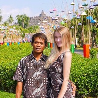 Kisah cinta Polly dan Karna yang diikat lewat pernikahan ini pun membuat banyak netizen baper. Setelah foto pernikahannya viral, wanita berusia 21 tahun ini pun mengungkapkan rasa terima kasihnya atas ucapan selamat dari banyak netizen. Foto: Instagram @pollyoddsocks