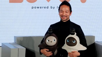 Robot Lovot berfoto bersama CEO perusahaan robotik Groove X Inc. Kaname Hayashi.