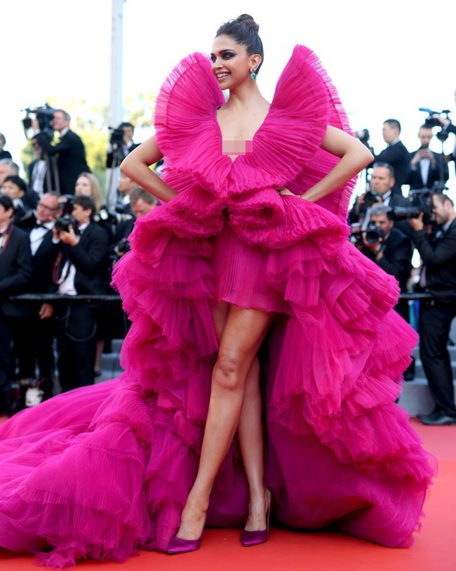 Nama Deepika Padukone makin populer setelah kontroversi film Padmaavat yang dibintanginya. Tapi bukan hanya karena itu ia masuk dalam daftar aktris terseksi Bollywood. Aktris 32 tahun ini berhasil debut di Hollywood lewat film XxX: Return of Xander Cage setelah belasan tahun berkarier. Selain itu Deepika adalah seorang fashionista yang selalu menarik perhatian. Foto: Getty Images