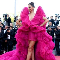 Nama Deepika Padukone makin populer setelah kontroversi film Padmaavat yang dibintanginya. Tapi bukan hanya karena itu ia masuk dalam daftar aktris terseksi Bollywood. Aktris 32 tahun ini berhasil debut di Hollywood lewat film XxX: Return of Xander Cage setelah belasan tahun berkarier. Selain itu Deepika adalah seorang fashionista yang selalu menarik perhatian. Foto: Getty Images